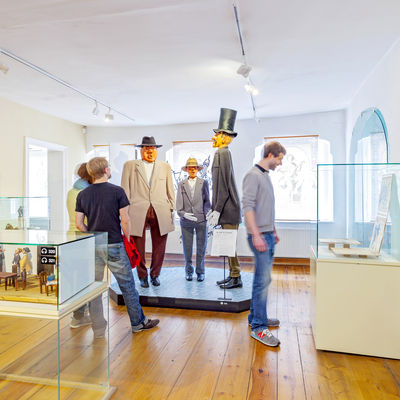 Besucher in der Dauerausstellung im Kreismuseum Finsterwalde, Landkreis Elbe-Elster, **Foto: Andreas Franke**