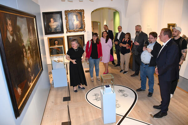 Brandenburgs Kulturministerin besuchte die Ausstellung mit Medienvertretern.